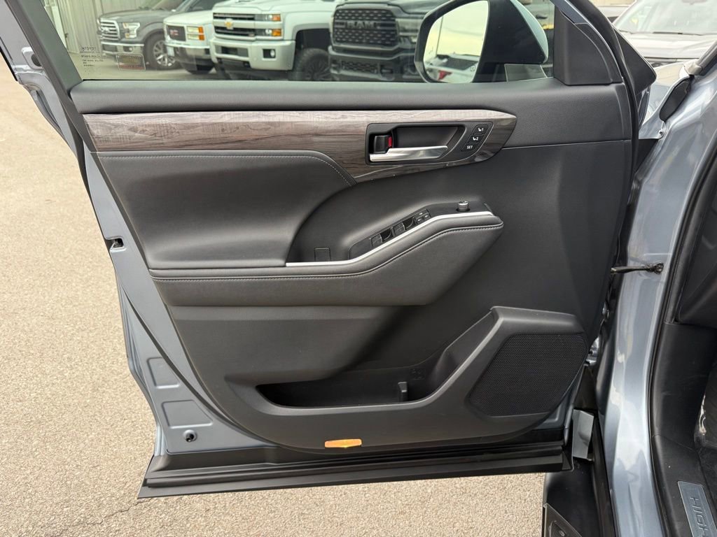 Used 2020 Toyota Highlander Limited image 9