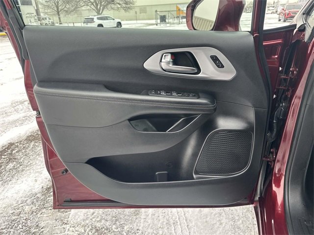 Used 2021 Chrysler Pacifica Touring-L w/ Uconnect Theater Family Group image 13