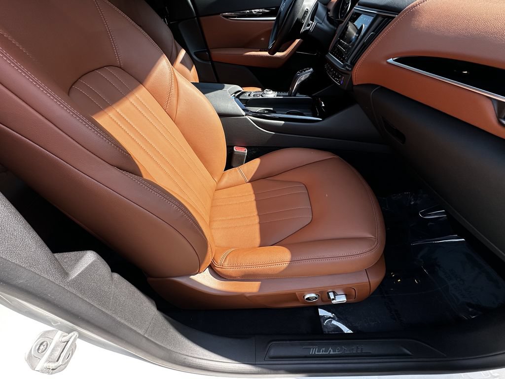 Used 2023 Maserati Levante GT AWD/4WD image 15