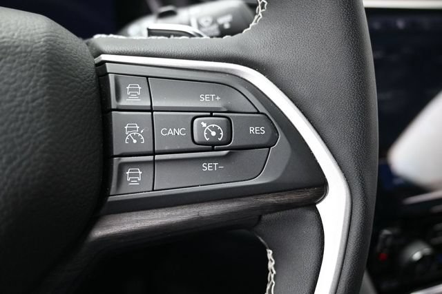 Used 2023 Jeep Grand Cherokee Limited w/ Black Appearance Package AWD/4WD image 30