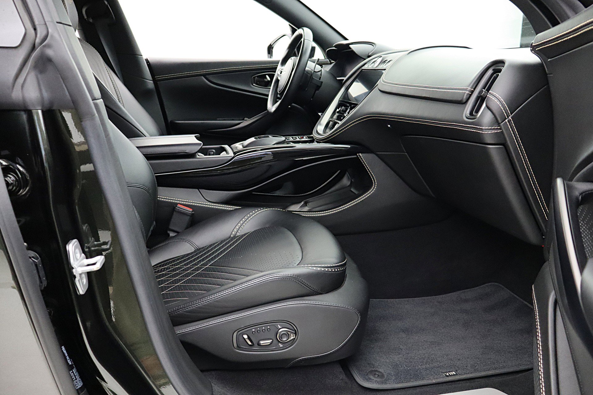 Used 2021 Aston Martin DBX AWD/4WD image 35