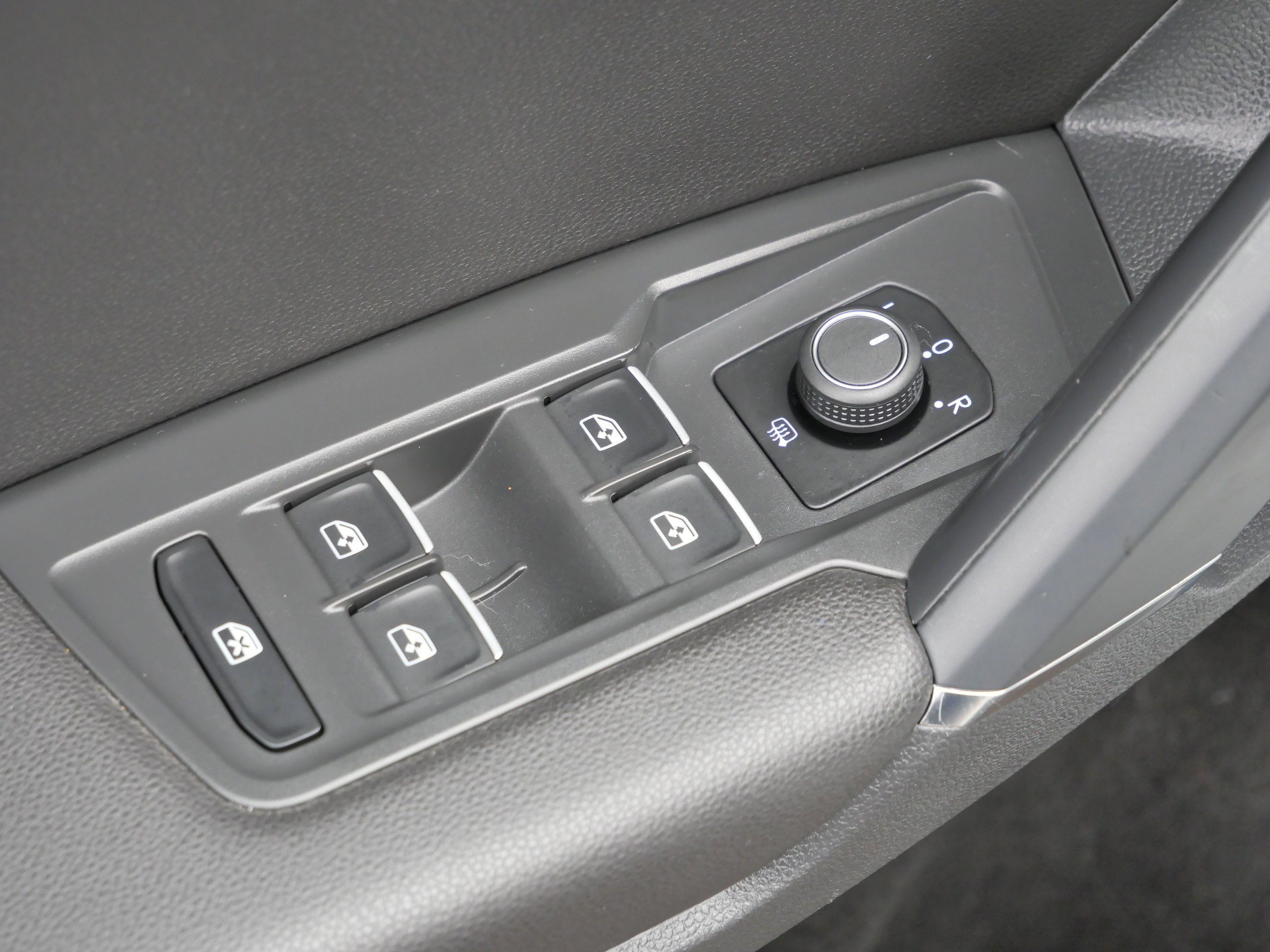 Used 2018 Volkswagen Tiguan SE w/ Panoramic Sunroof Package image 19