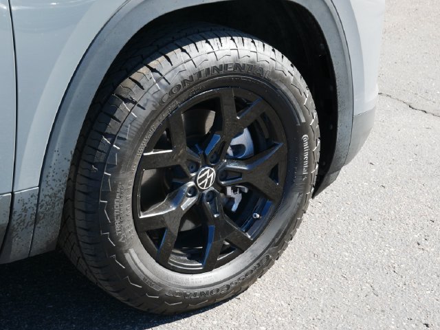 Used 2025 Volkswagen Atlas Peak Edition SE AWD/4WD image 9