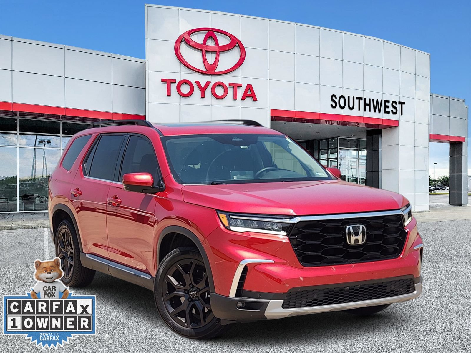 Used 2025 Honda Pilot Touring image 1