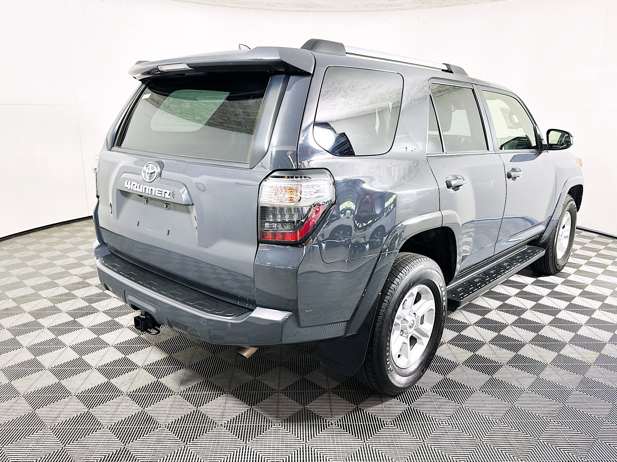Used 2024 Toyota 4Runner SR5 AWD/4WD image 3