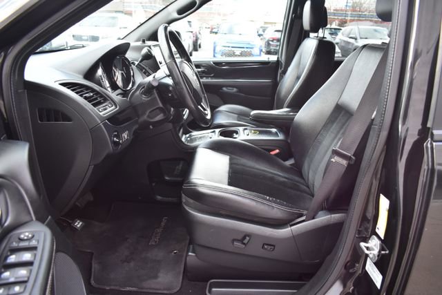 Used 2017 Dodge Grand Caravan SXT w/ Driver Convenience Group image 13