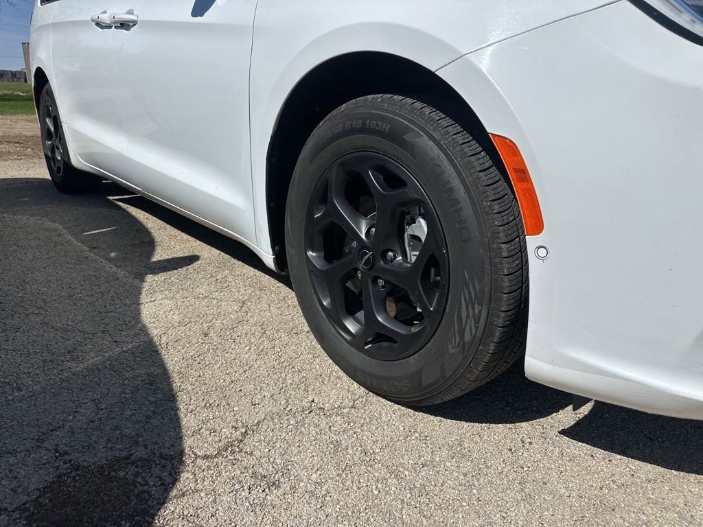 Used 2024 Chrysler Pacifica Select image 4