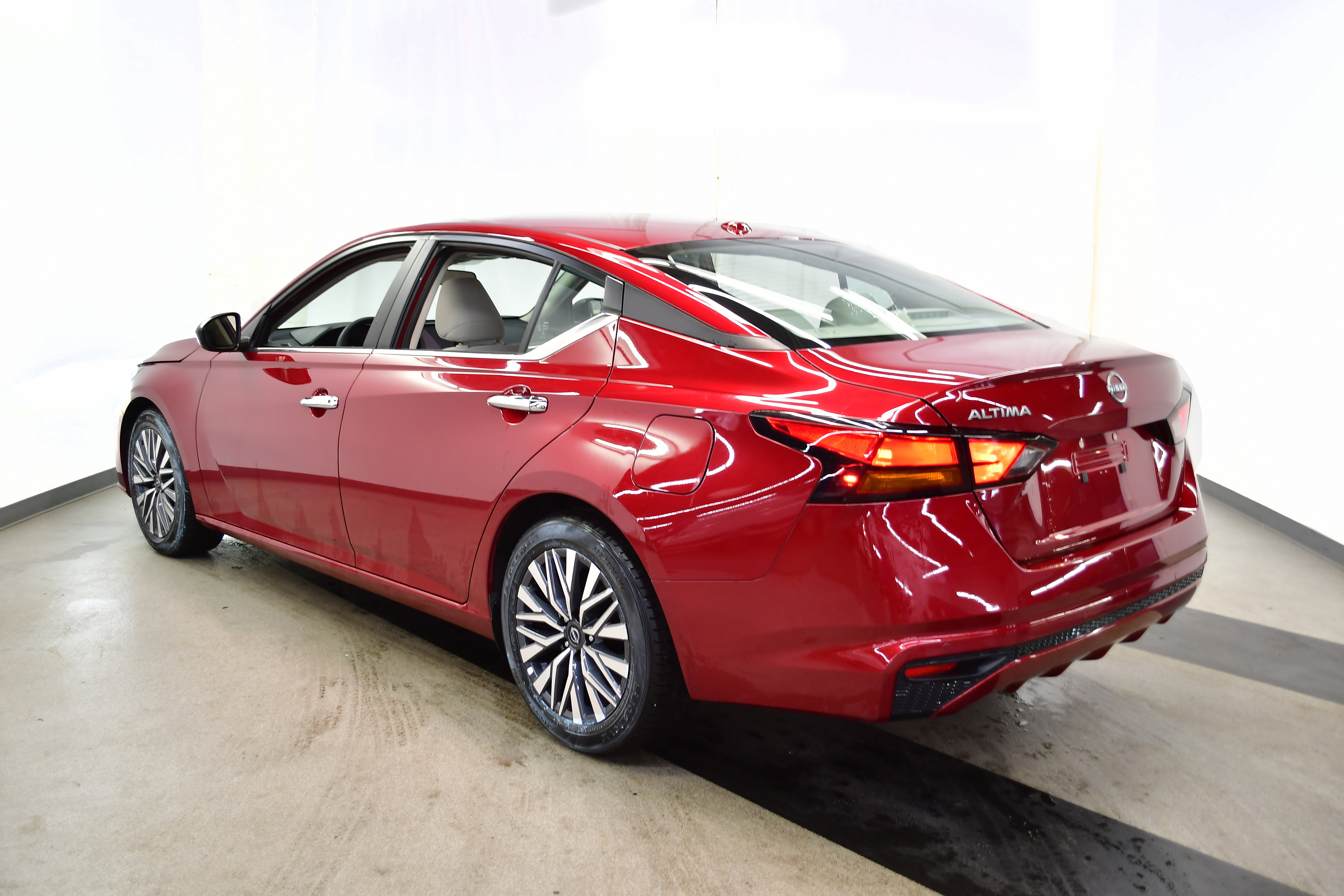 Used 2025 Nissan Altima 2.5 SV image 5