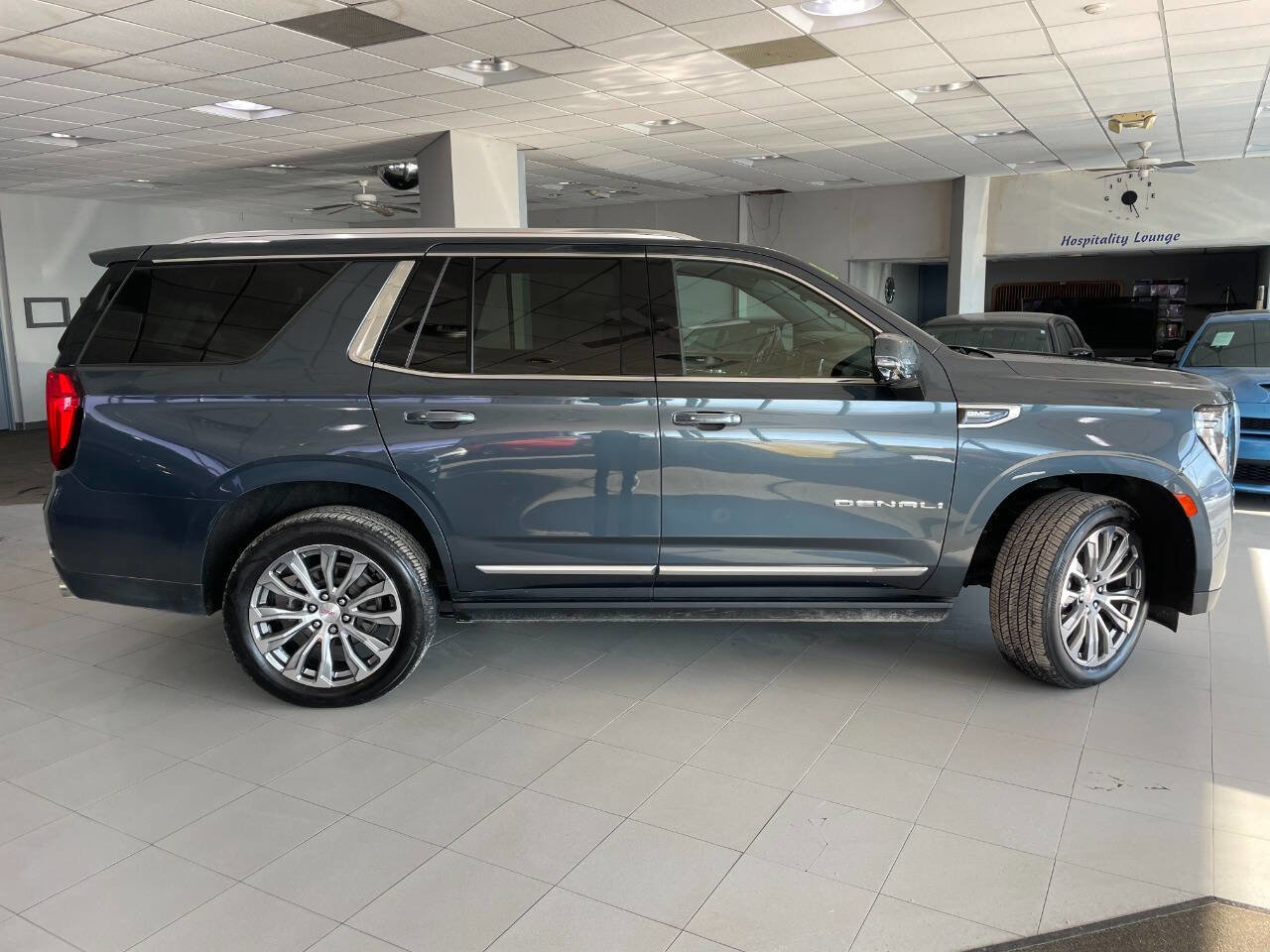 Used 2021 GMC Yukon Denali w/ Denali Premium Package image 10