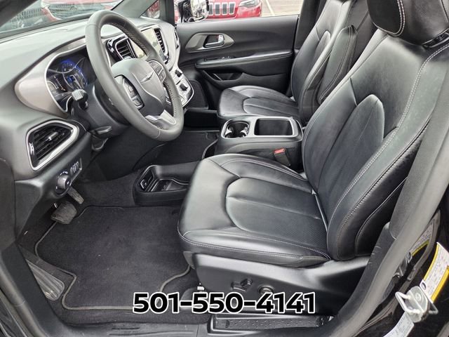 Used 2025 Chrysler Pacifica Select image 9