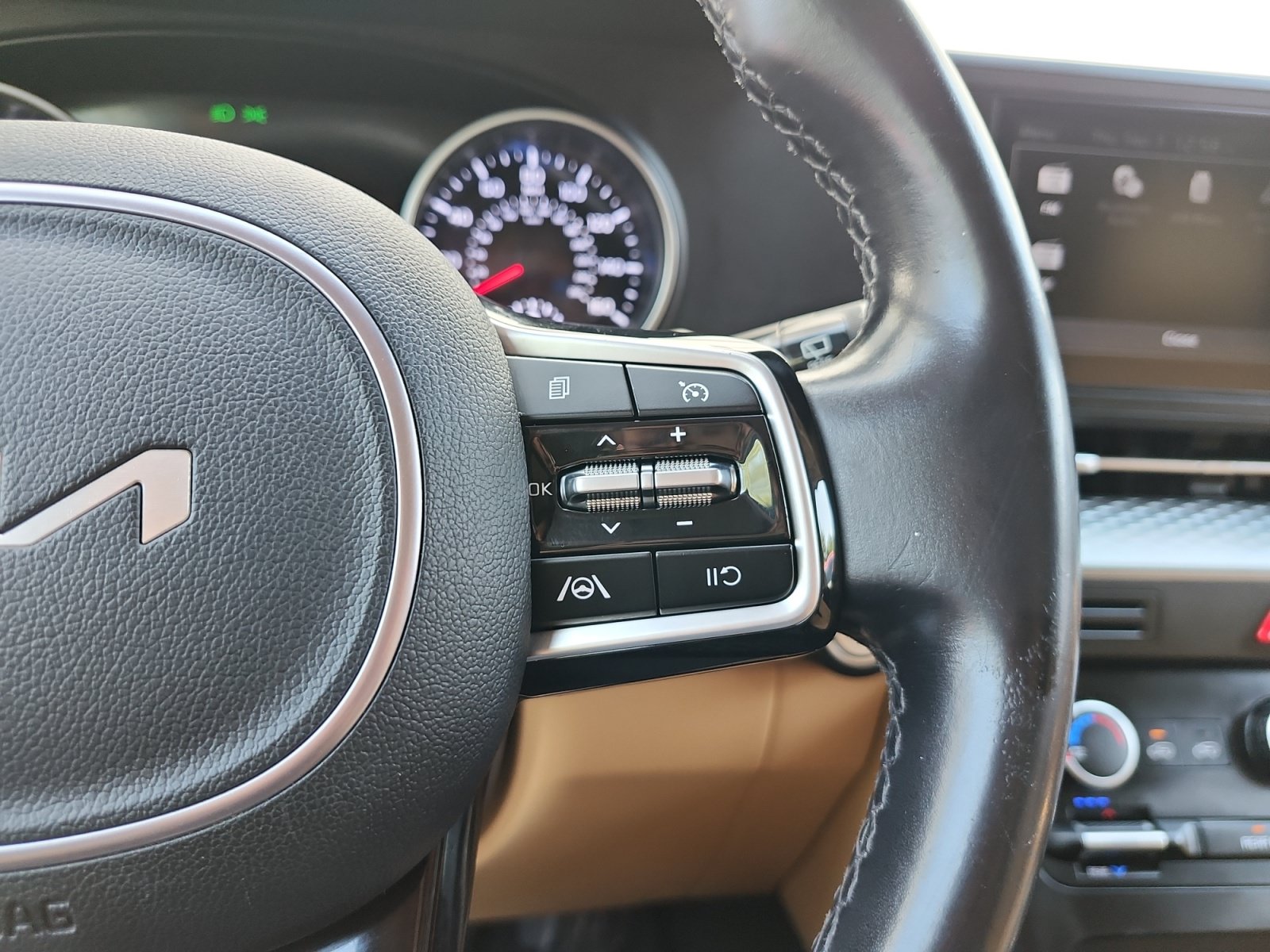 Used 2024 Kia Carnival LX FWD image 23