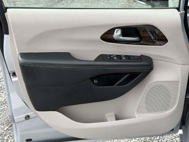 Used 2023 Chrysler Pacifica Limited FWD image 17
