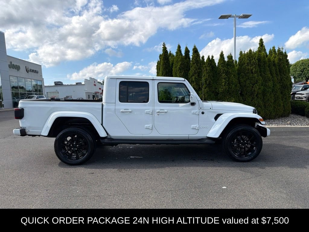 Used 2022 Jeep Gladiator Overland AWD/4WD image 2