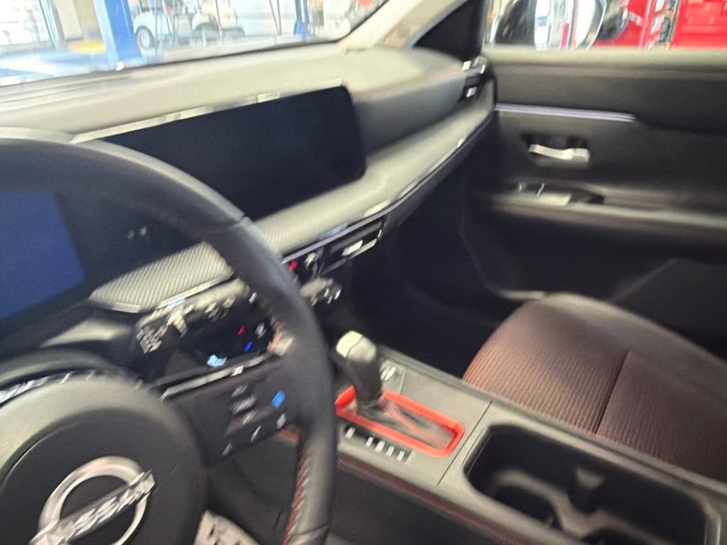 Used 2025 Nissan Kicks SR AWD/4WD image 4