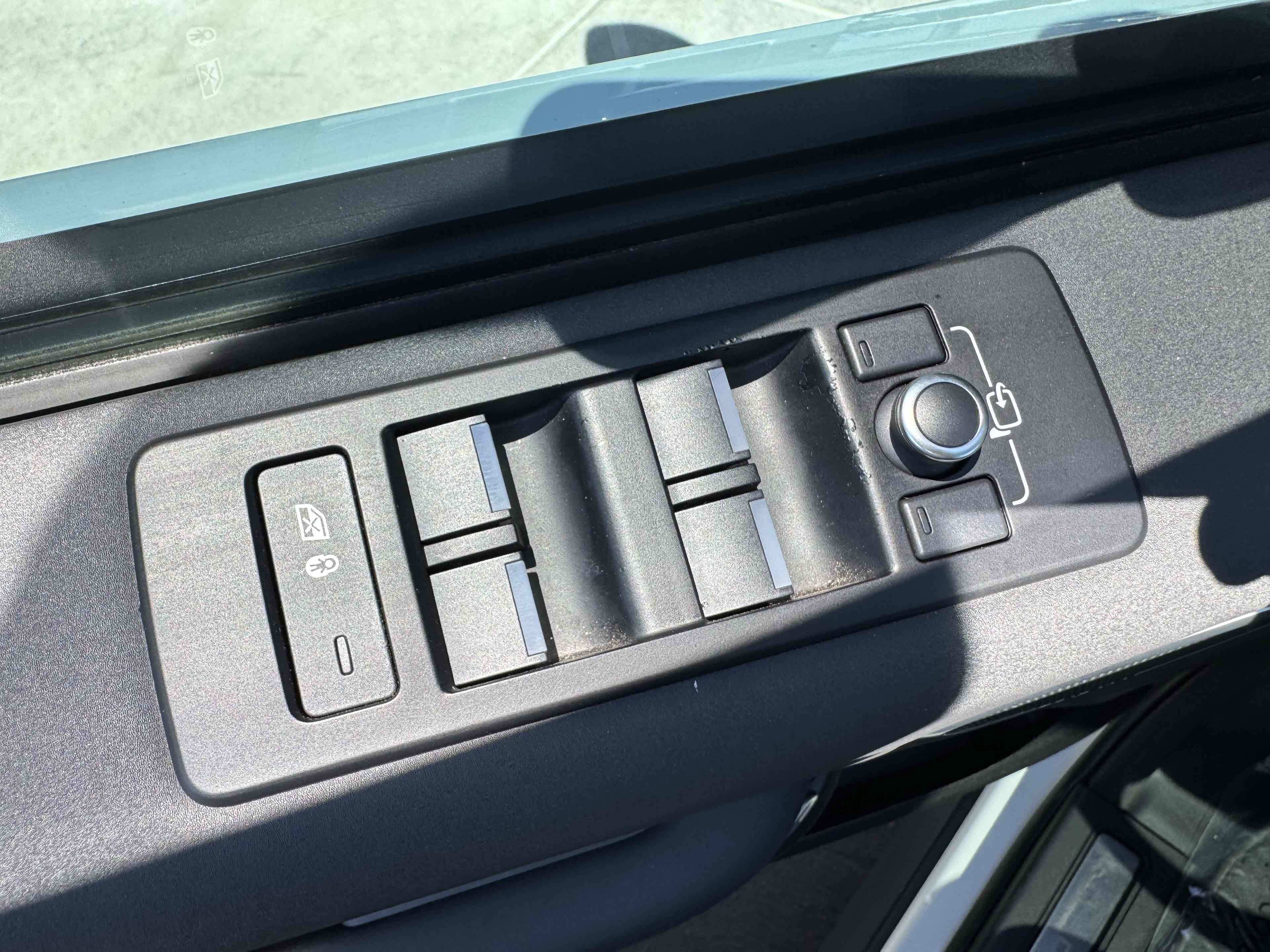 Used 2018 Land Rover Discovery HSE AWD/4WD image 37