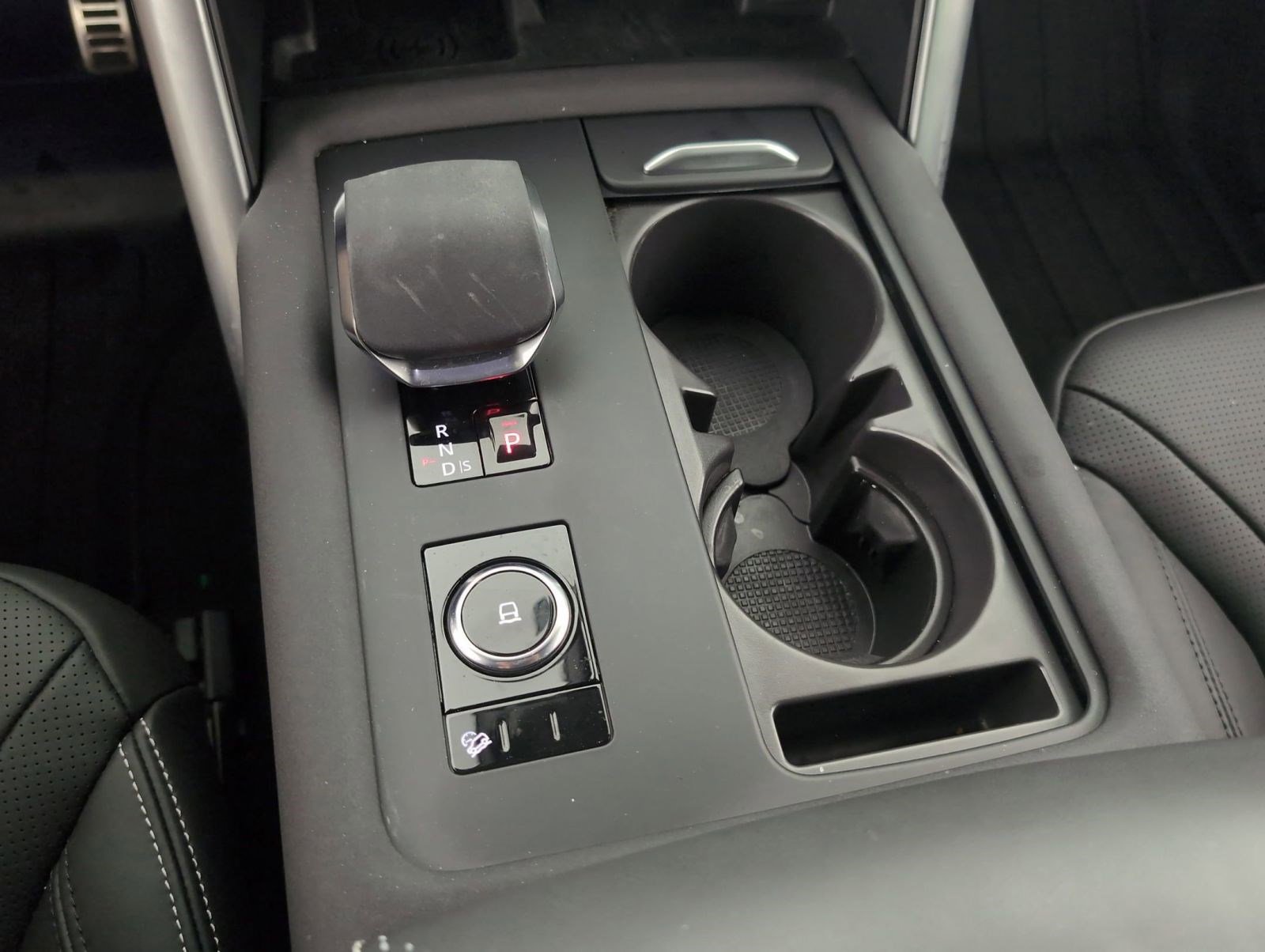 Certified 2025 Land Rover Discovery Metropolitan Edition image 25