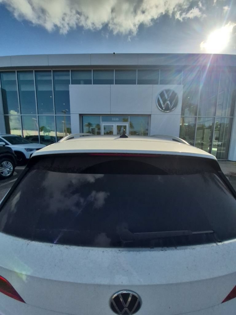 Used 2024 Volkswagen Taos SE w/ Panoramic Sunroof Package FWD image 4