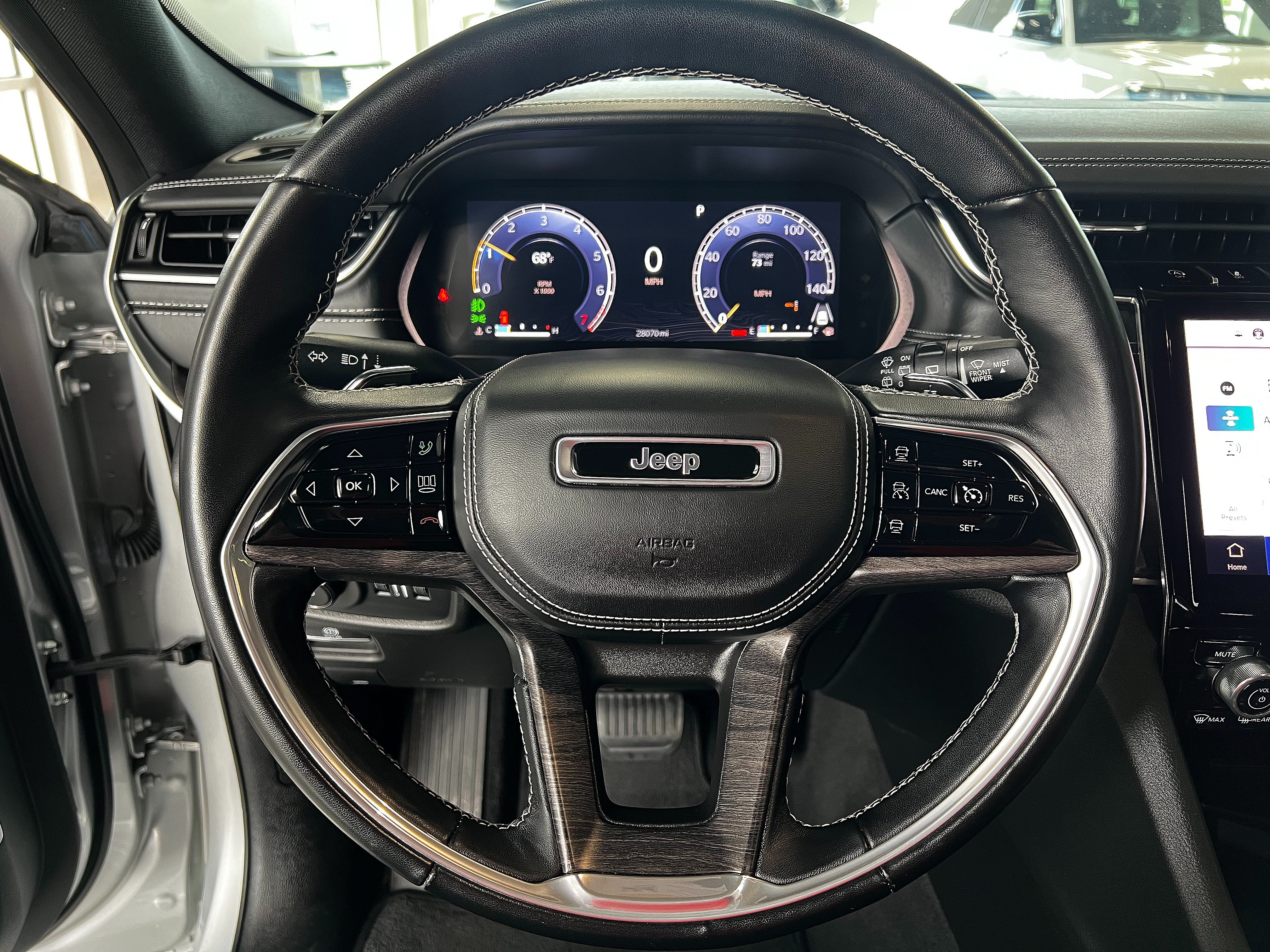 Used 2022 Jeep Grand Cherokee Overland AWD/4WD image 14