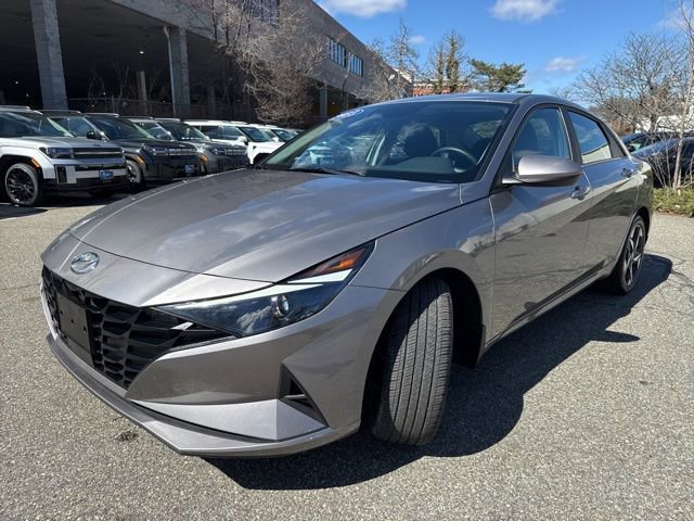 Used 2023 Hyundai Elantra SEL w/ Convenience Package image 3