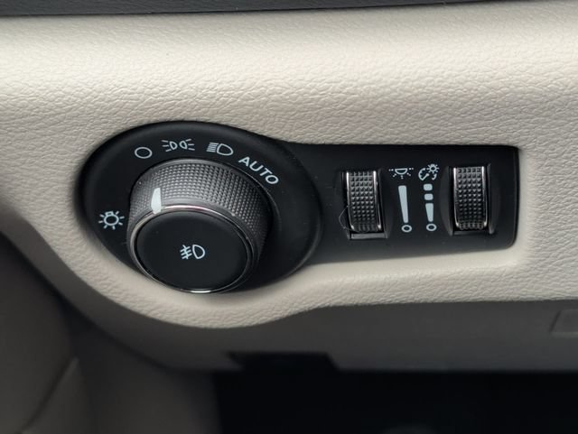 Used 2024 Chrysler Pacifica Touring-L FWD image 20