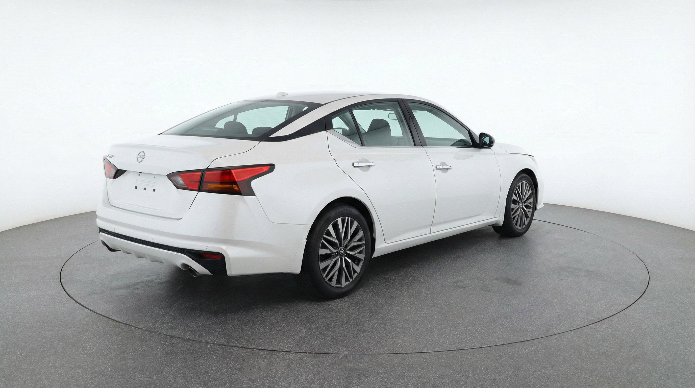 Used 2025 Nissan Altima 2.5 SV FWD image 9