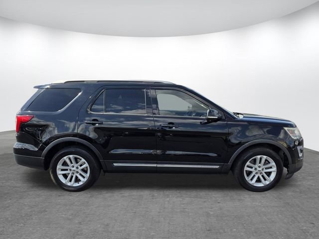 Used 2017 Ford Explorer XLT FWD image 3
