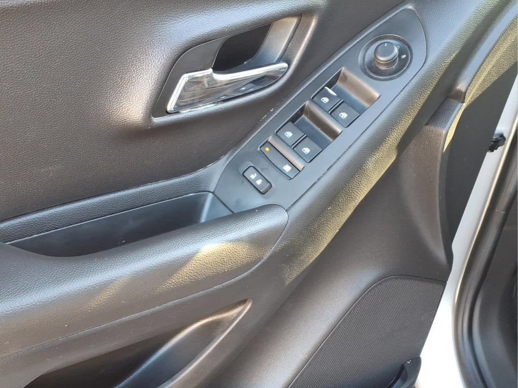 Used 2020 Chevrolet Trax LT w/ LT Convenience Package FWD image 13