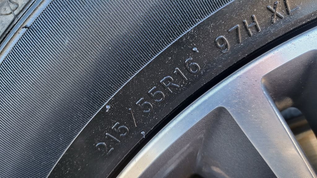 Used 2018 Ford Focus SE w/ SE Appearance Package image 12