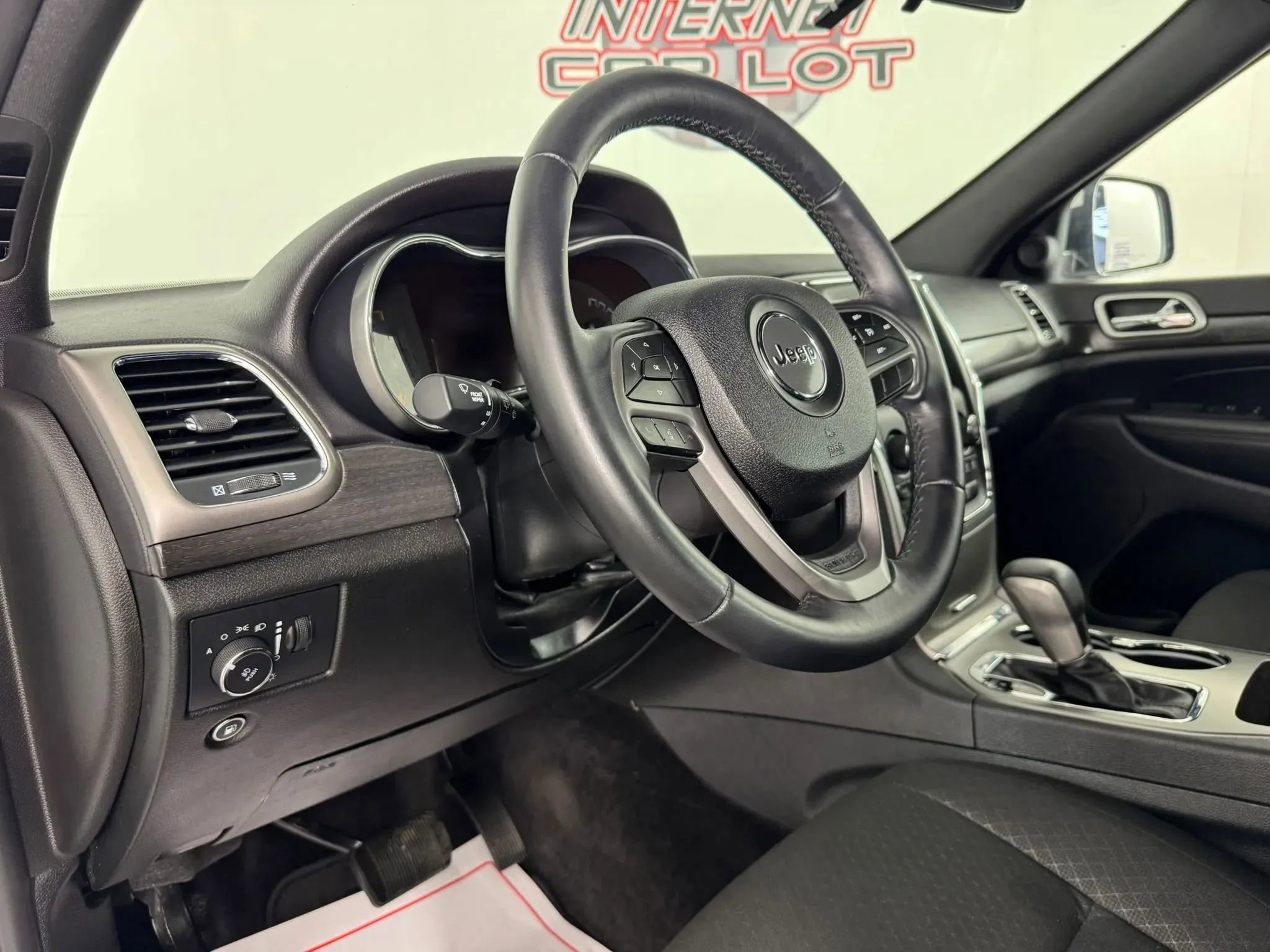 Used 2018 Jeep Grand Cherokee Laredo AWD/4WD image 10
