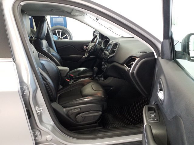 Used 2019 Jeep Cherokee Latitude Plus w/ Cold Weather Group AWD/4WD image 16