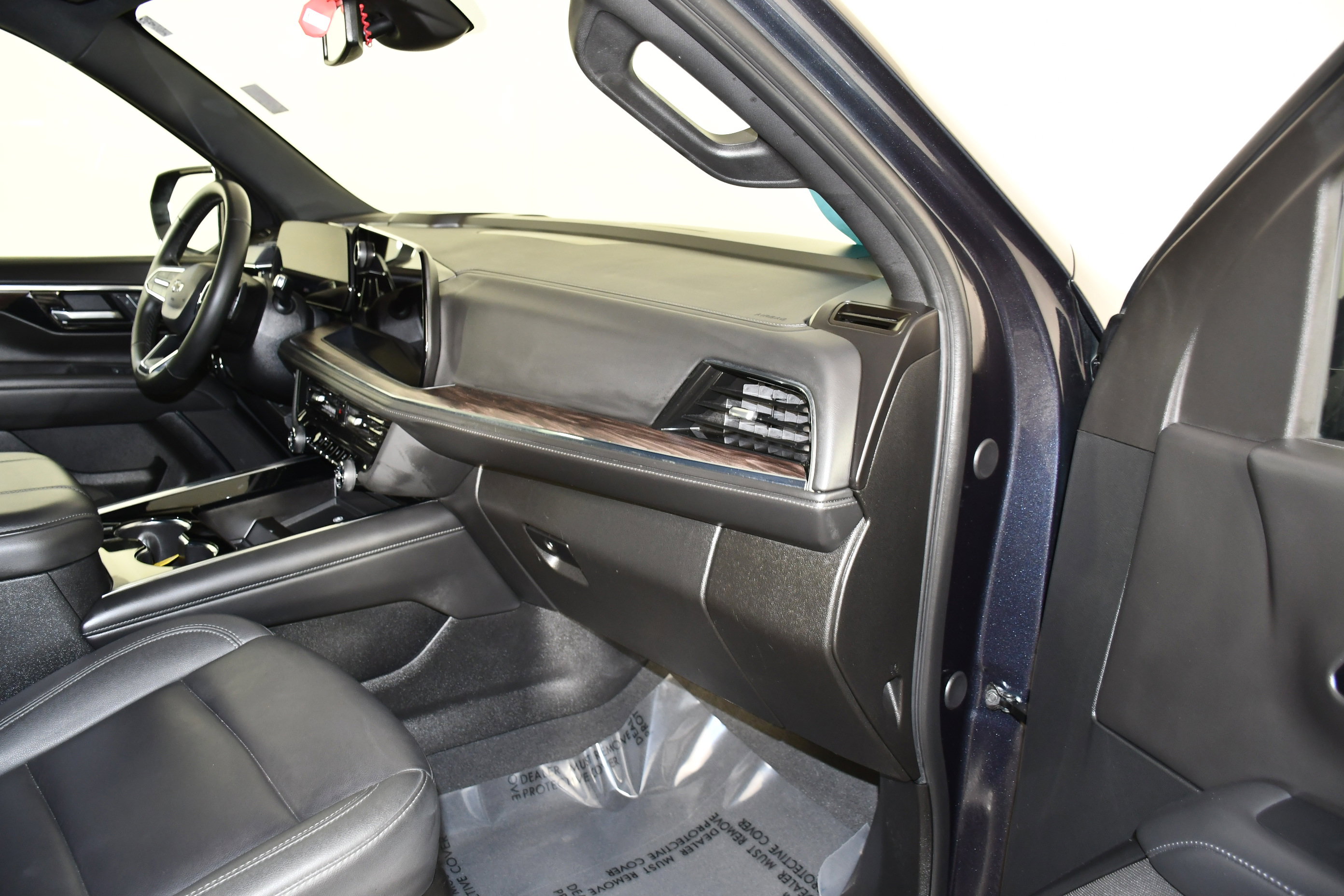 Used 2025 Chevrolet Suburban Z71 image 43