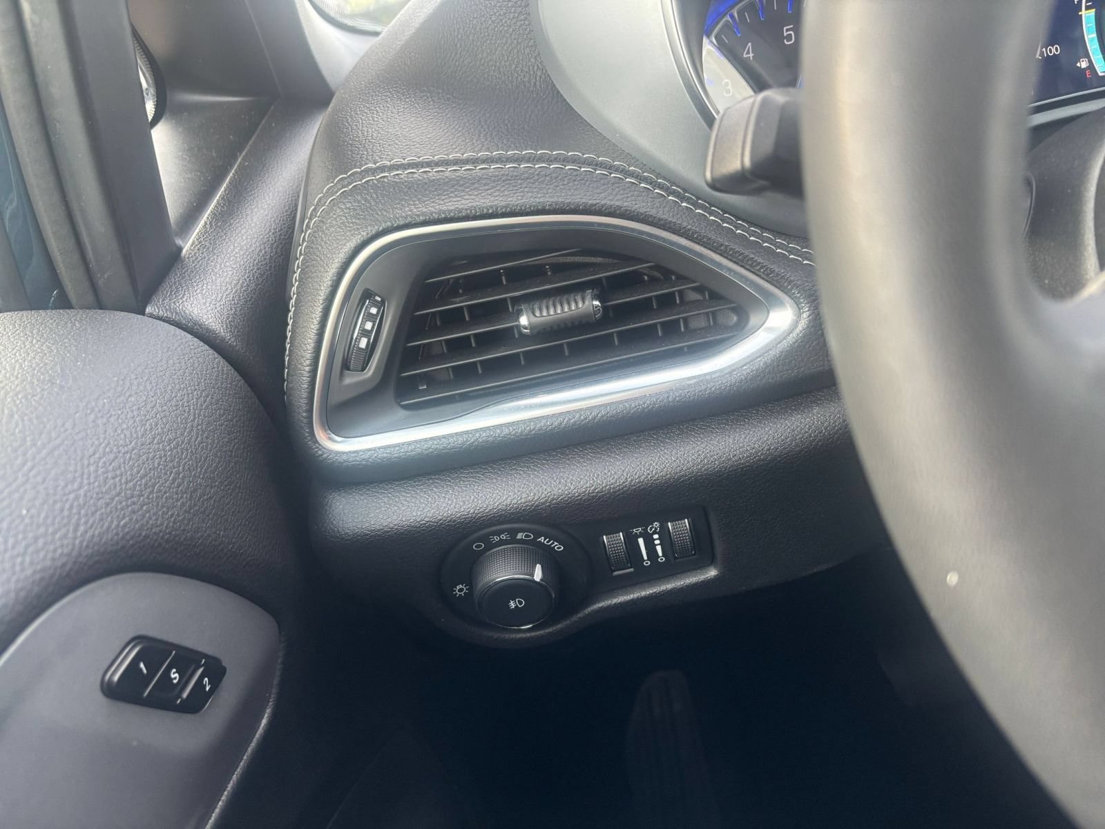 Used 2025 Chrysler Pacifica Limited FWD image 38