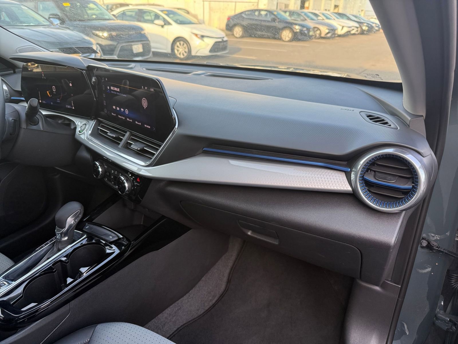 Used 2025 Chevrolet Trax LT w/ LT Convenience Package image 35