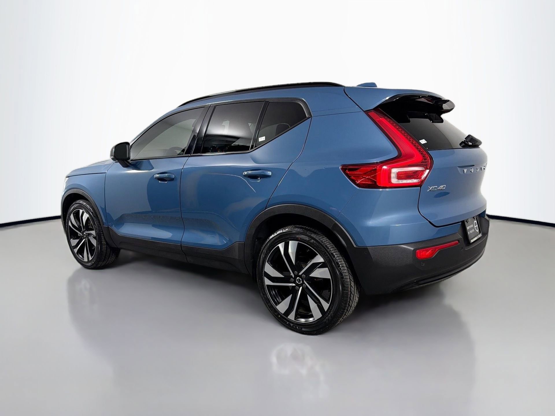 Certified 2023 Volvo XC40 B4 Plus w/ Protection Package Premier image 8