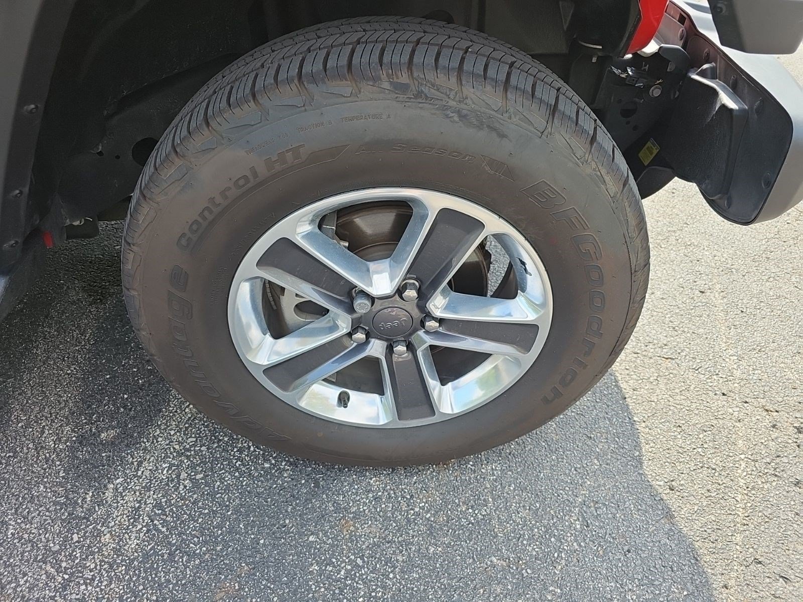 Used 2018 Jeep Wrangler Unlimited Sahara AWD/4WD image 9