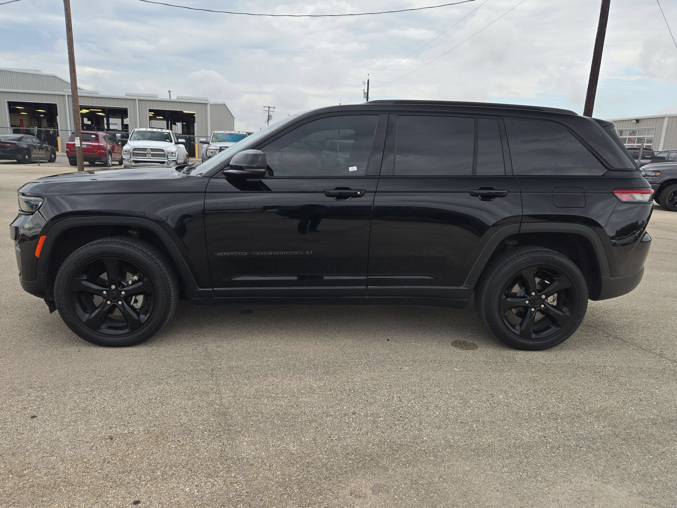 Used 2023 Jeep Grand Cherokee Altitude AWD/4WD image 6