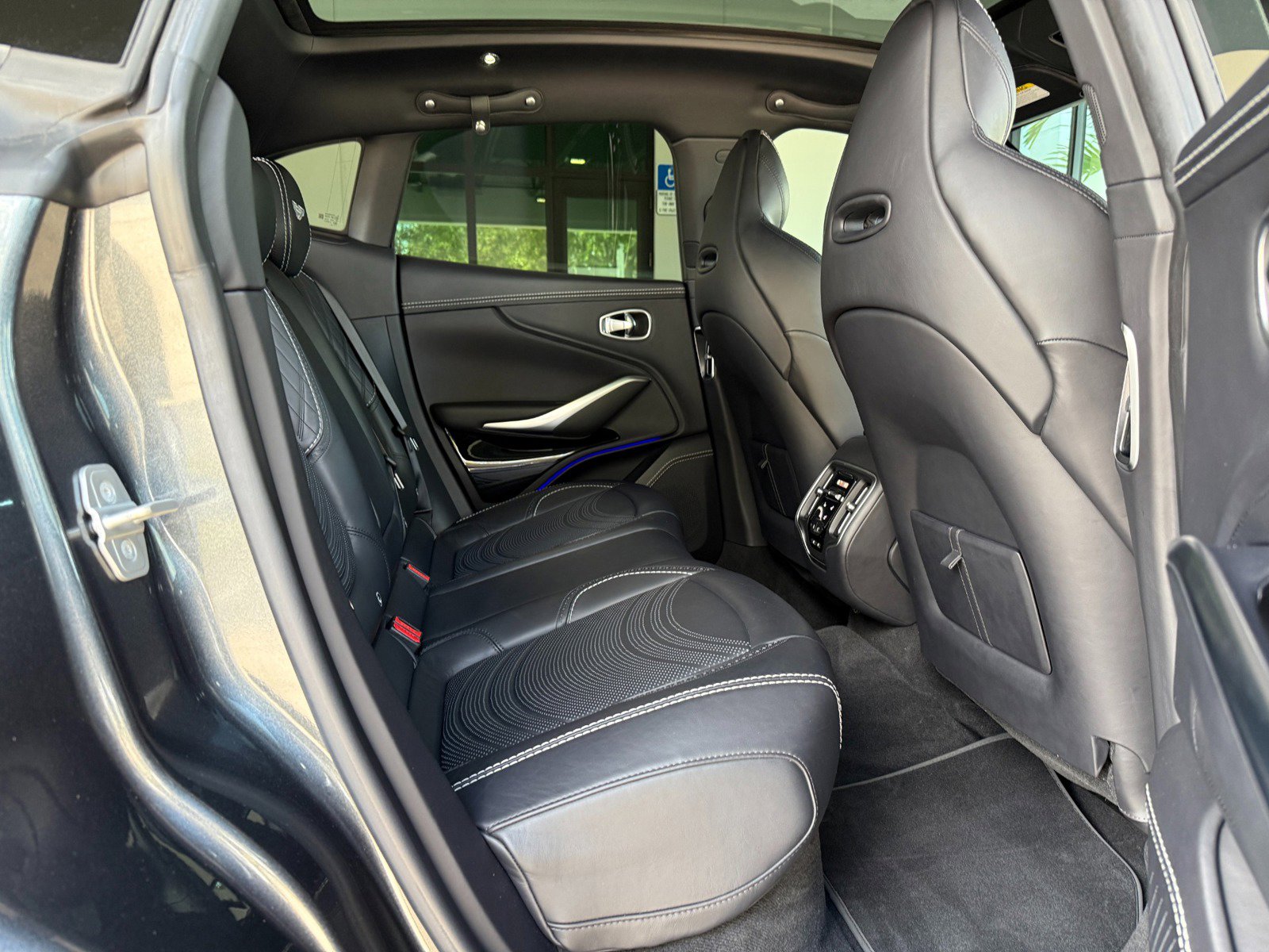 Used 2022 Aston Martin DBX image 32