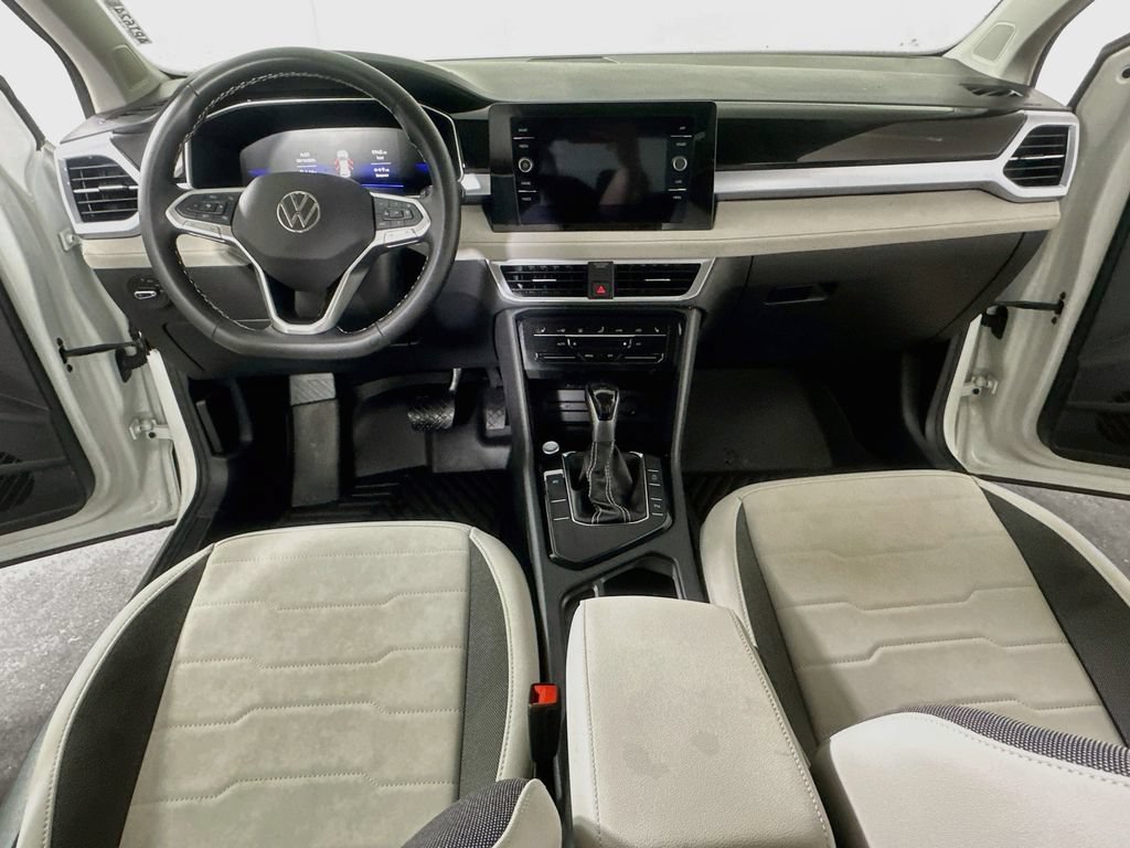 Used 2025 Volkswagen Taos SE FWD image 16