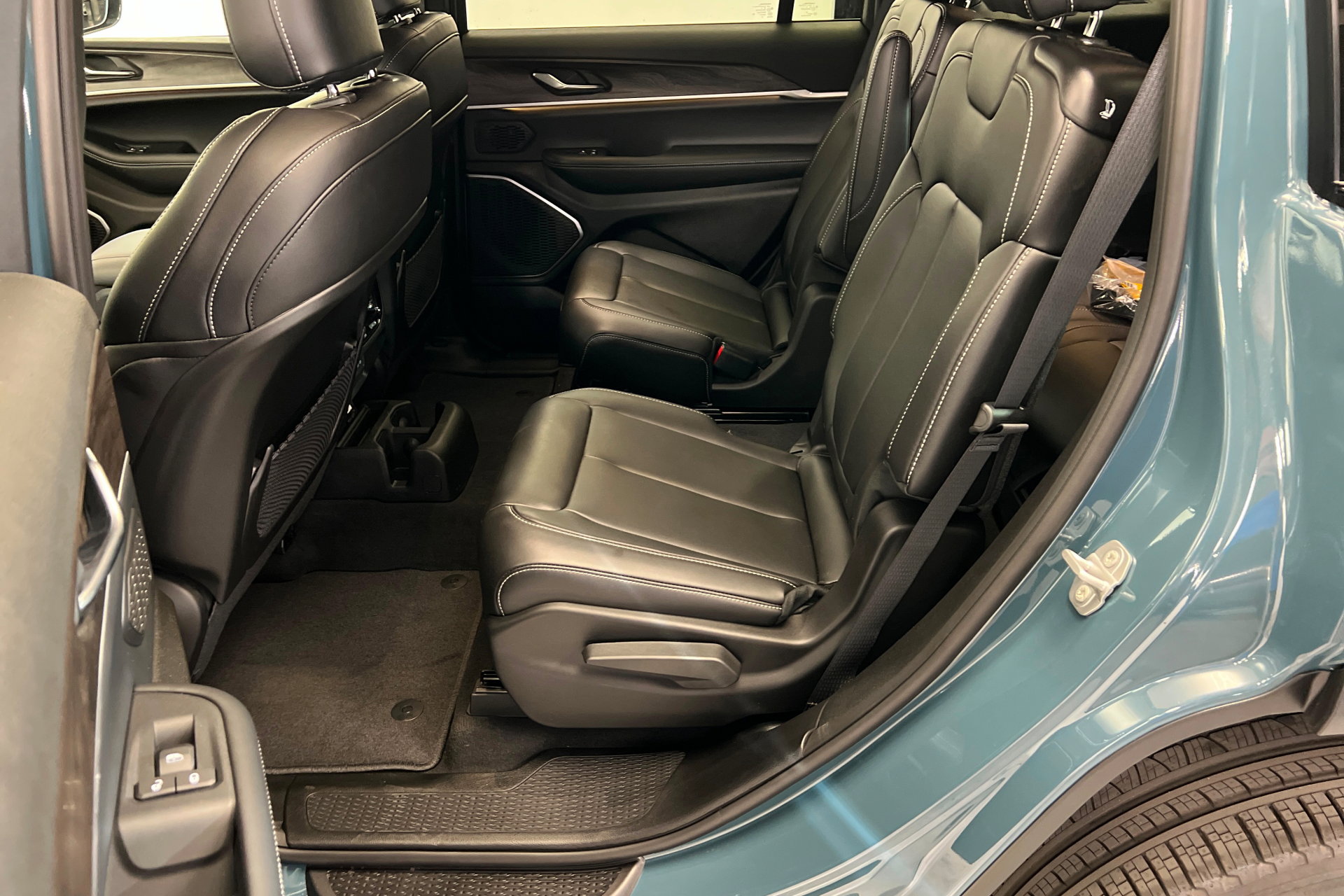 New 2026 Jeep Grand Cherokee L Limited w/ Limited Altitude Package AWD/4WD image 21