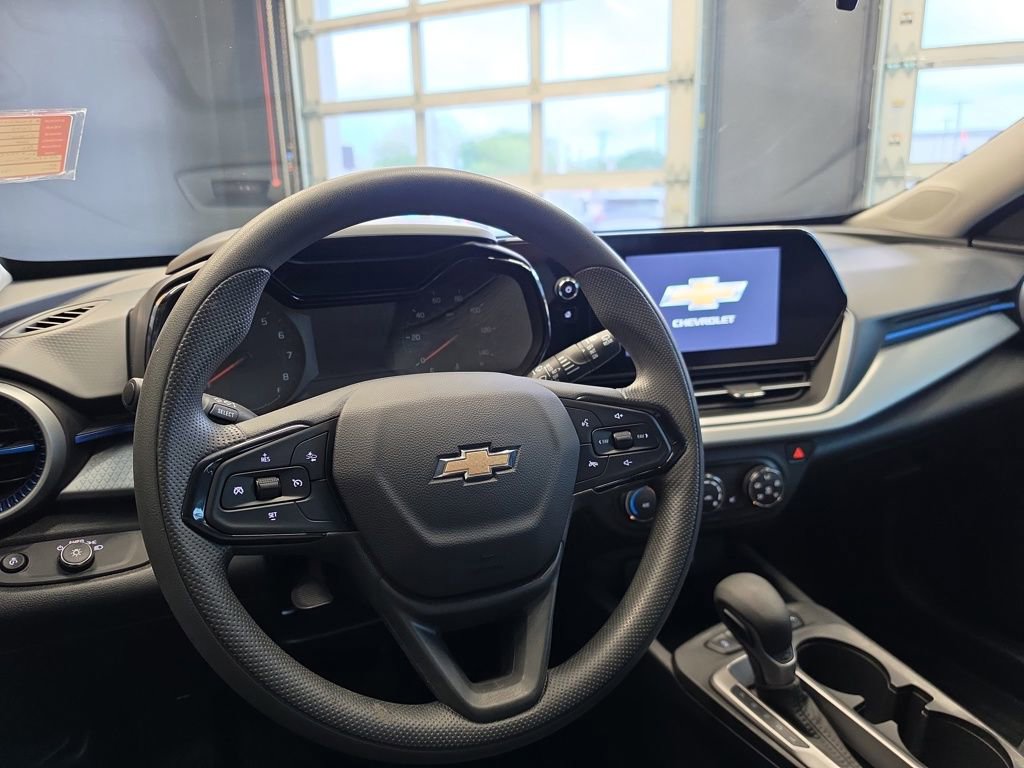 Used 2025 Chevrolet Trax LS w/ LS Convenience Package FWD image 17