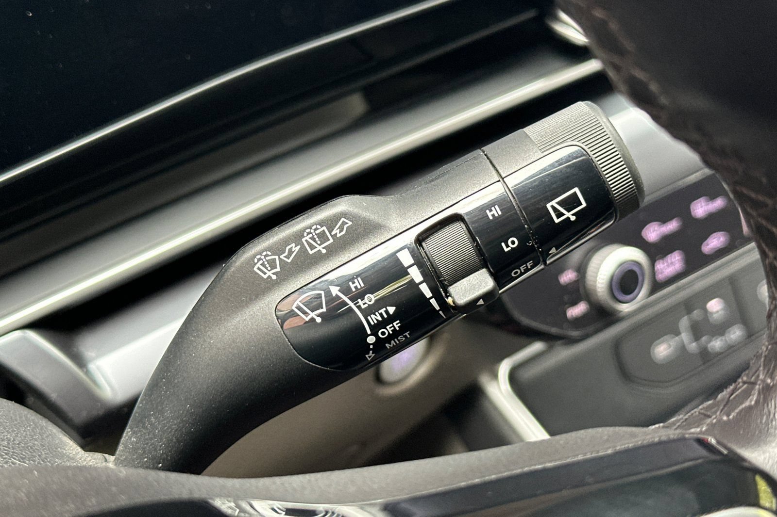 Used 2025 Kia Carnival FWD image 36