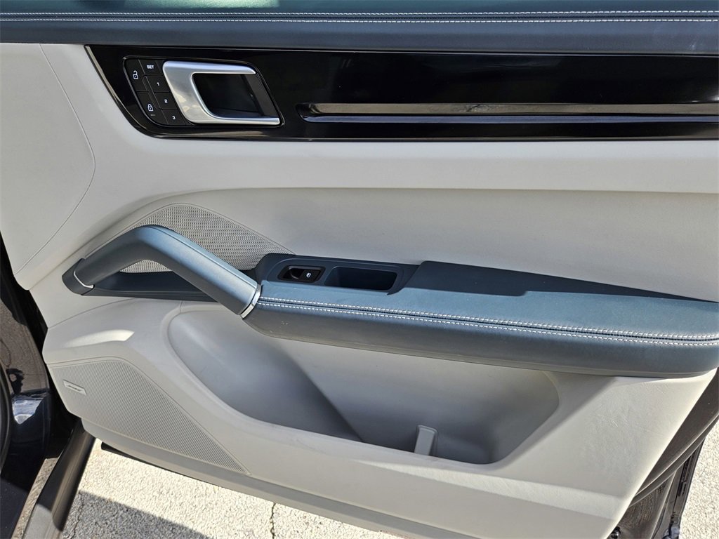 Used 2022 Porsche Cayenne image 38