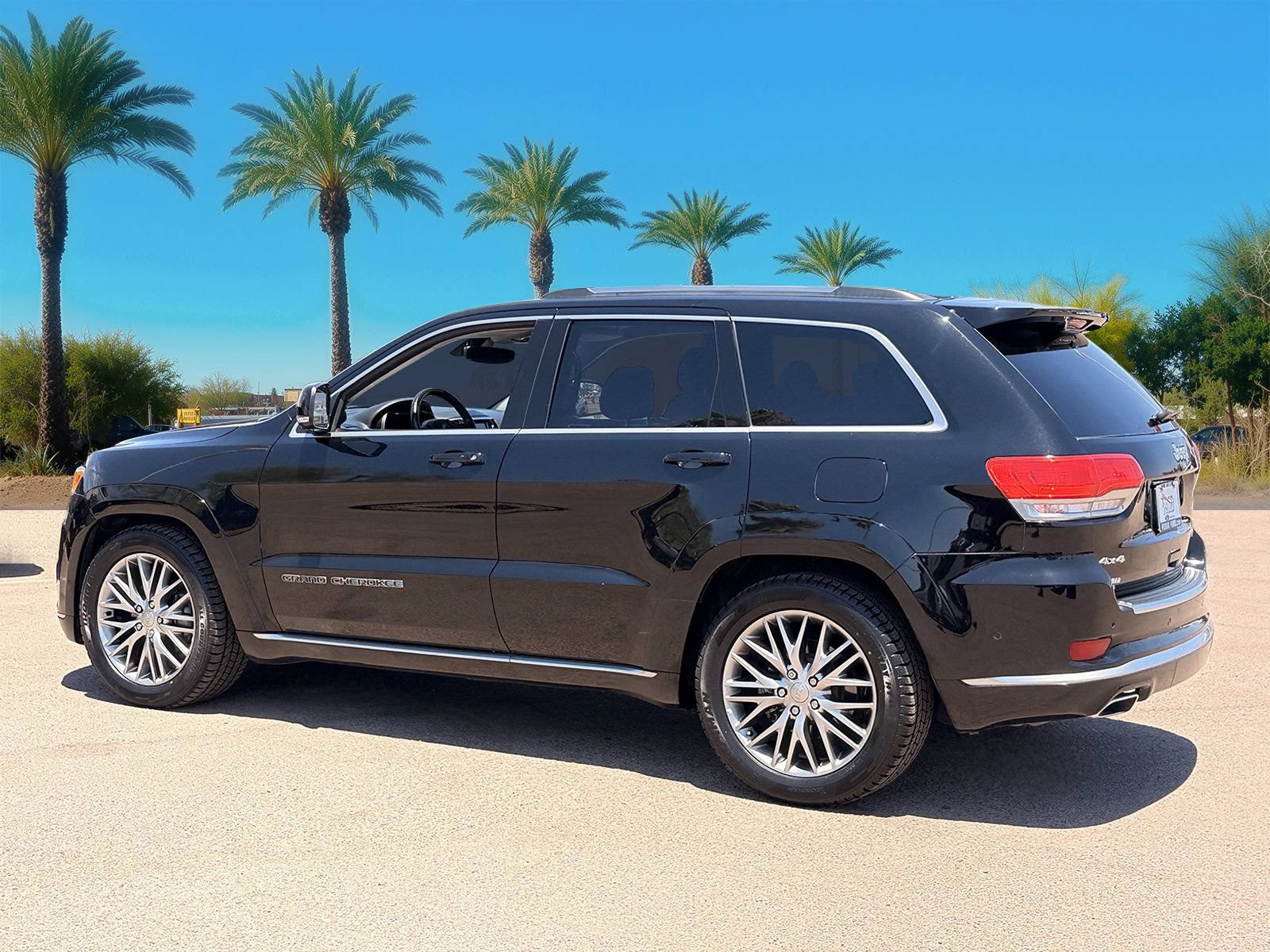 Used 2017 Jeep Grand Cherokee Summit w/ Platinum Series Group AWD/4WD image 3