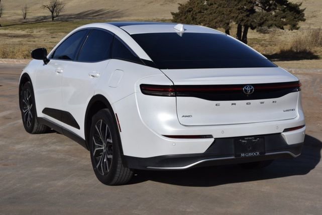 Used 2023 Toyota Crown Limited image 2