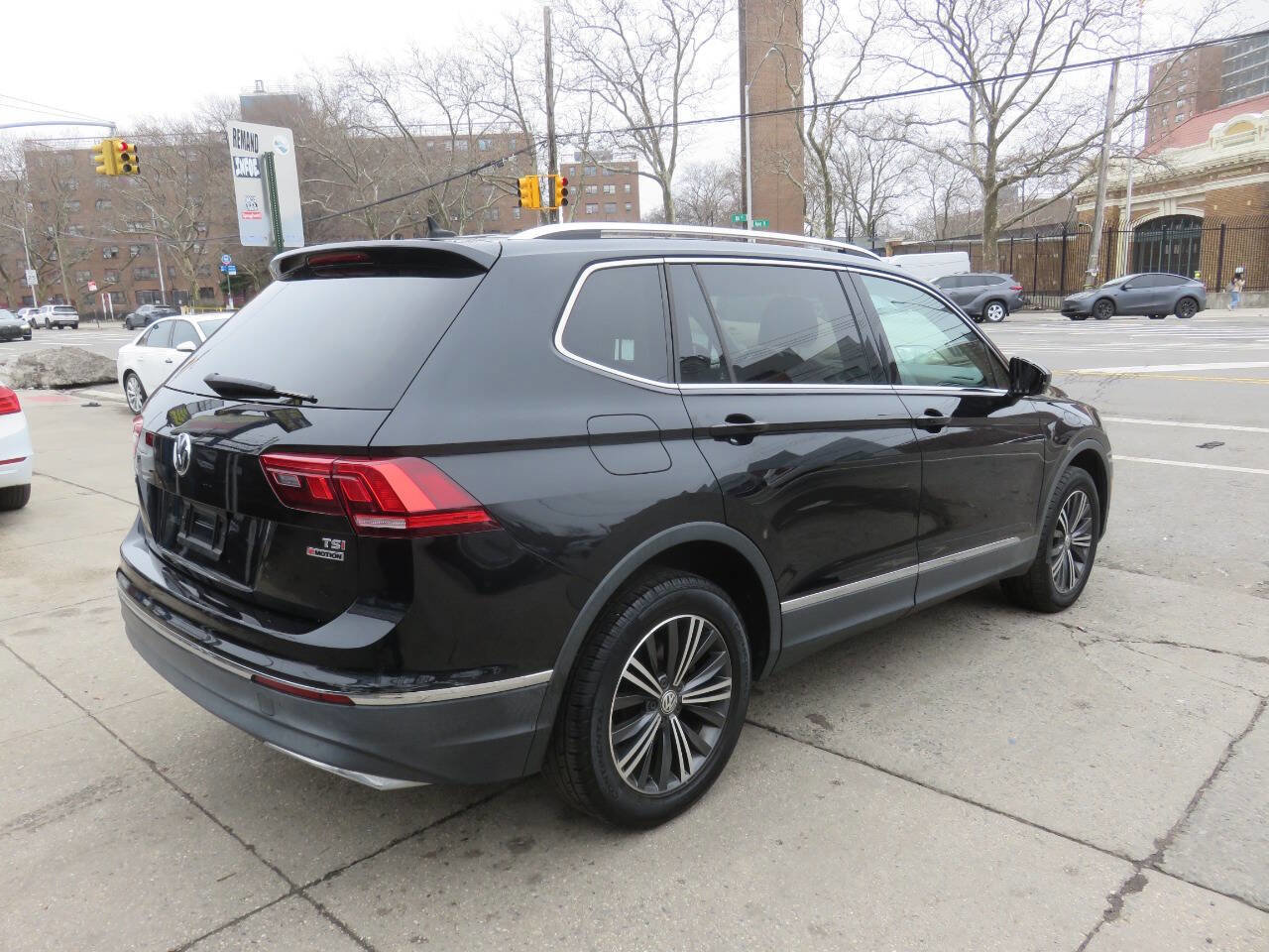 Used 2018 Volkswagen Tiguan SEL image 4