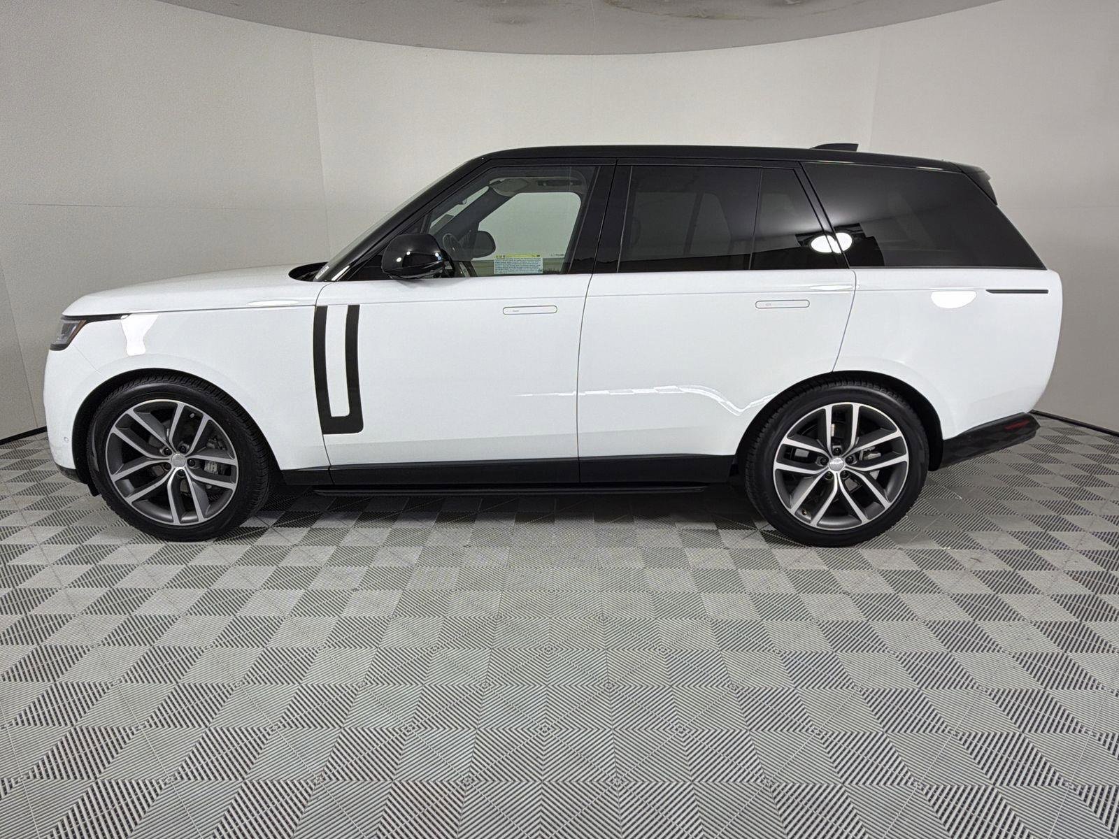 New 2025 Land Rover Range Rover SE image 2