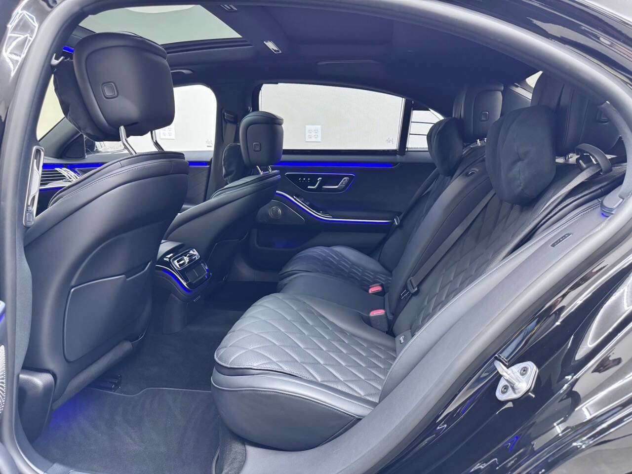 Used 2023 Mercedes-Benz S 580e 4MATIC Sedan w/ Warmth & Comfort Package image 25