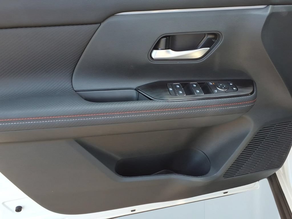 Used 2025 Nissan Kicks SR FWD image 14