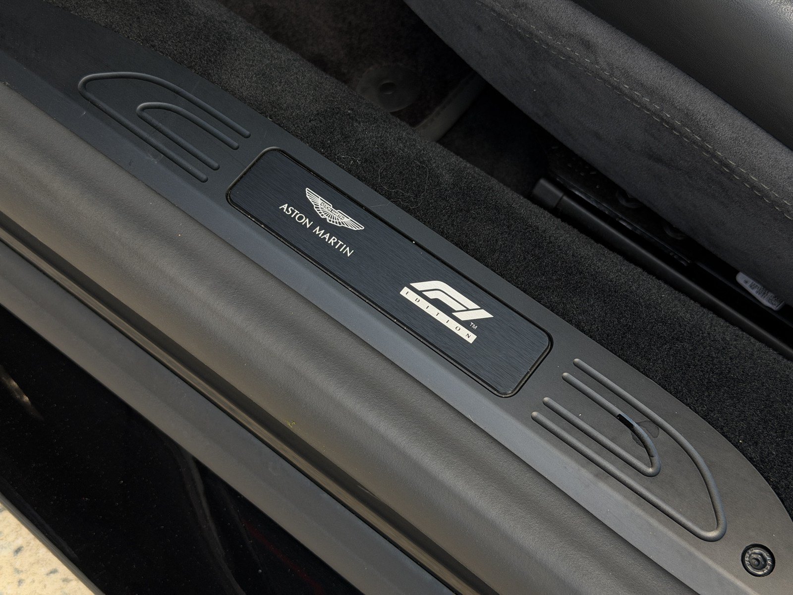 Used 2022 Aston Martin V8 Vantage Coupe RWD image 24