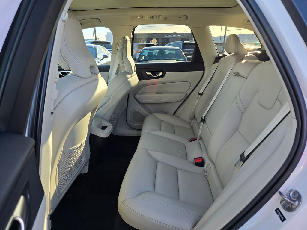 Used 2022 Volvo XC60 B5 Momentum image 16